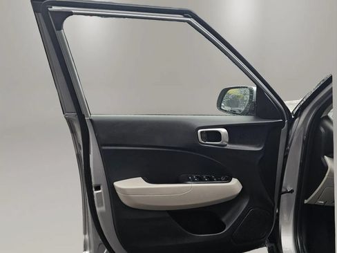 Used 2024 Hyundai Venue SEL FWD image 12