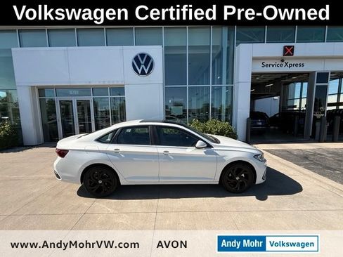 Used 2025 Volkswagen Jetta SE w/ Sunroof Package FWD image 5