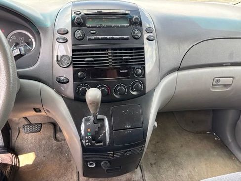 Used 2010 Toyota Sienna CE FWD image 18