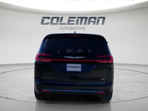 Used 2024 Chrysler Pacifica Touring-L AWD/4WD image 4