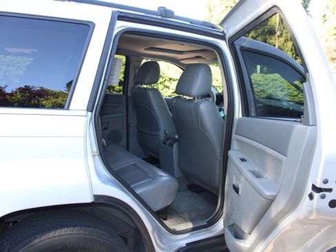 Used 2006 Jeep Grand Cherokee Limited AWD/4WD image 6