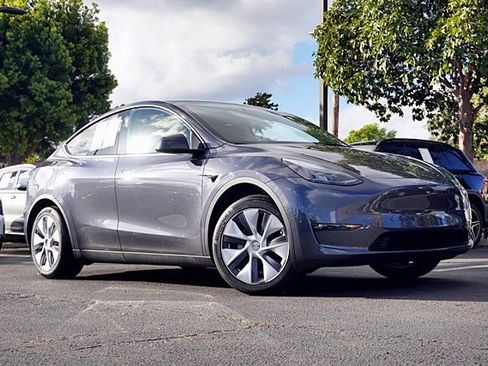 Used 2023 Tesla Model Y 2WD image 2