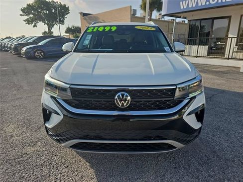 Used 2023 Volkswagen Taos SE w/ Panoramic Sunroof Package FWD image 2