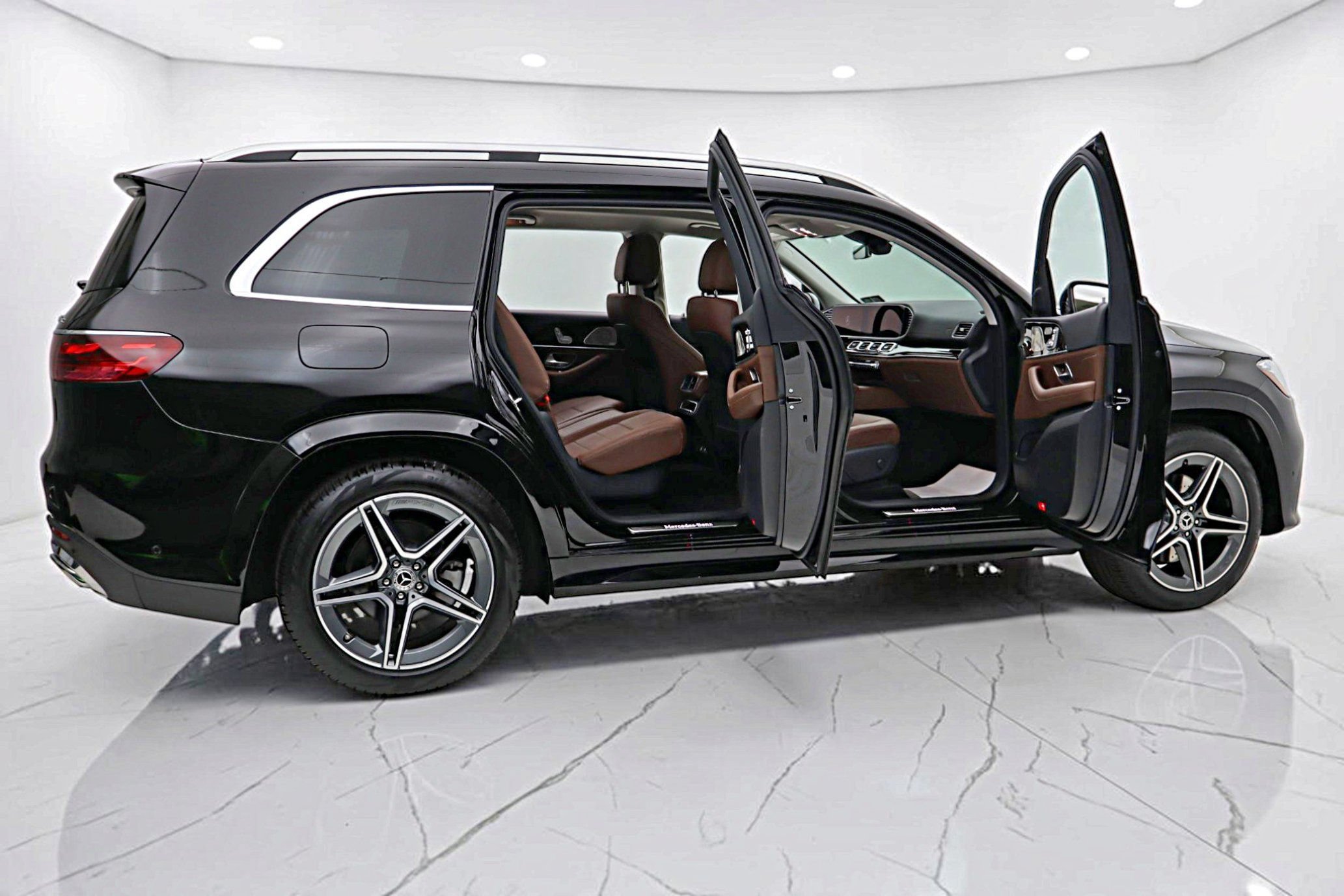 Used 2024 Mercedes-Benz GLS 450 4MATIC image 11