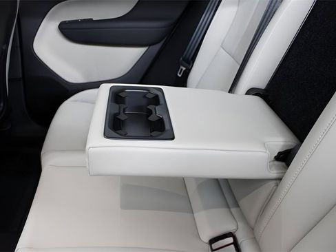 Certified 2025 Volvo XC40 B5 Plus w/ Protection Package Premier image 23