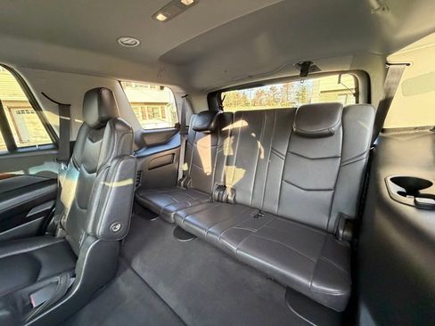 Used 2019 Cadillac Escalade Luxury RWD image 17