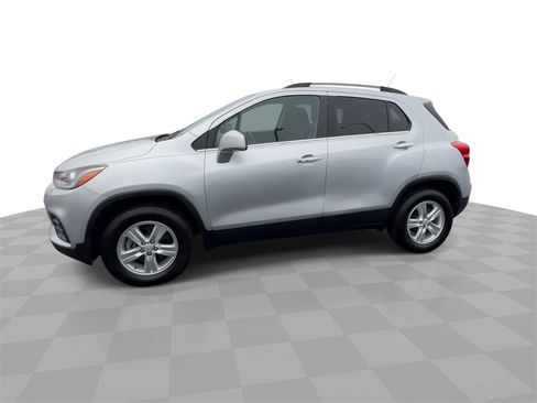Used 2018 Chevrolet Trax LT w/ LT Convenience Package image 4