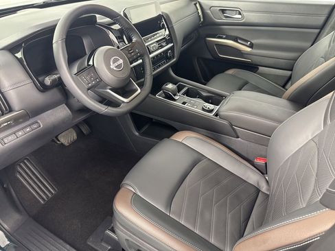 Used 2025 Nissan Pathfinder Platinum image 15