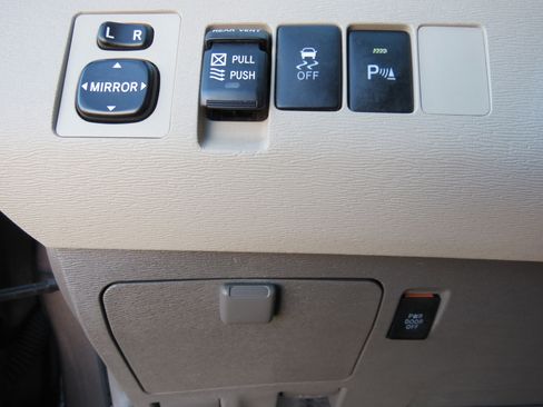 Used 2011 Toyota Sienna XLE image 19