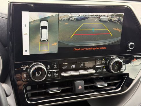 Certified 2024 Toyota Highlander Limited FWD image 19