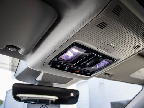 Certified 2025 Volkswagen Tiguan SE image 42