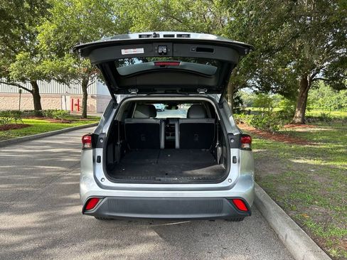 Used 2021 Toyota Highlander XLE FWD image 11
