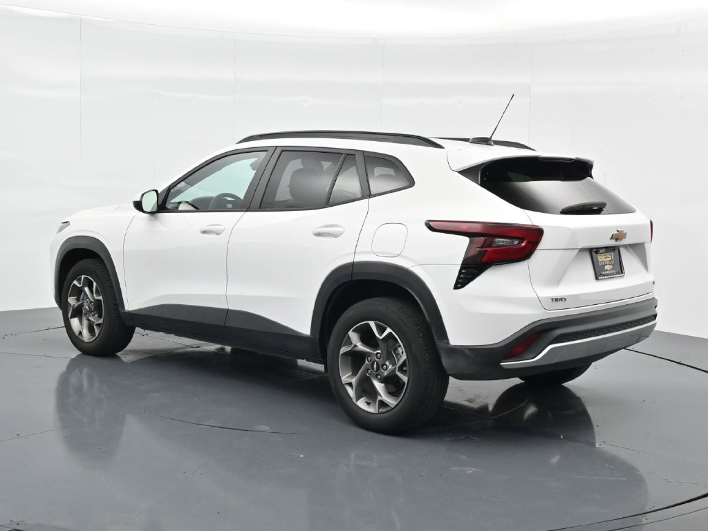 Used 2025 Chevrolet Trax LT FWD image 5