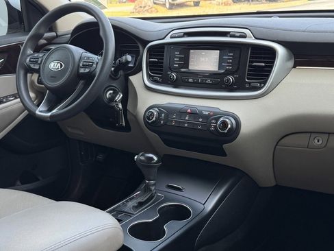 Used 2016 Kia Sorento LX image 22