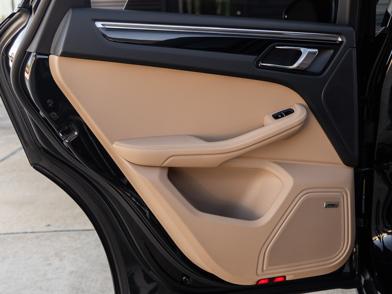 Certified 2026 Porsche Macan AWD/4WD image 32