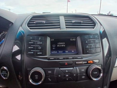 Used 2018 Ford Explorer XLT FWD image 12
