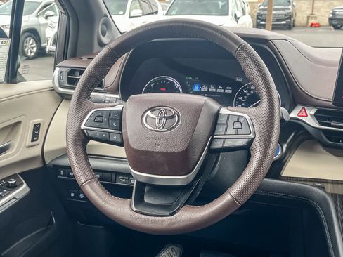 Used 2024 Toyota Sienna Platinum image 14