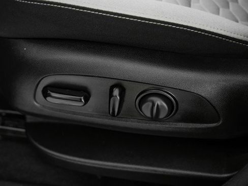 Used 2021 Chevrolet Equinox LS image 25