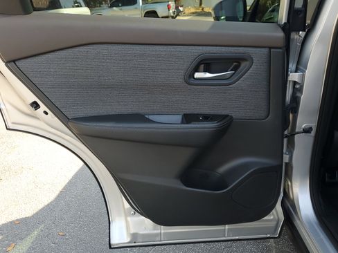 Used 2023 Nissan Rogue SV image 10