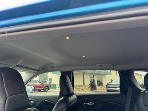 Used 2019 Jeep Cherokee Trailhawk w/ Cold Weather Group AWD/4WD image 15