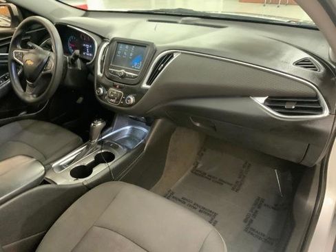Used 2018 Chevrolet Malibu LT image 9