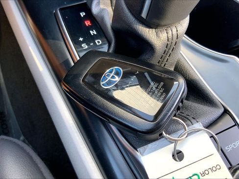 Used 2020 Toyota Camry XLE w/ Sunroof Package FWD image 14
