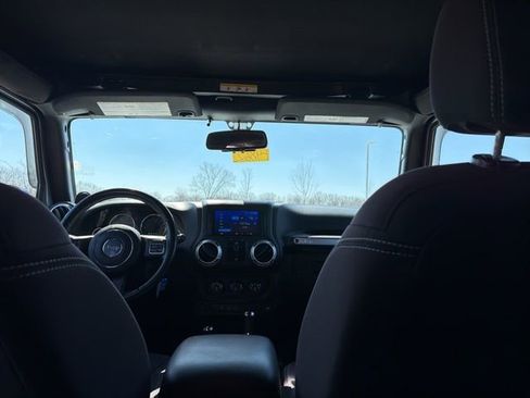 Used 2014 Jeep Wrangler Unlimited Sahara w/ Connectivity Group AWD/4WD image 15