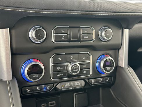 Used 2023 GMC Yukon SLT w/ SLT Luxury Package image 15