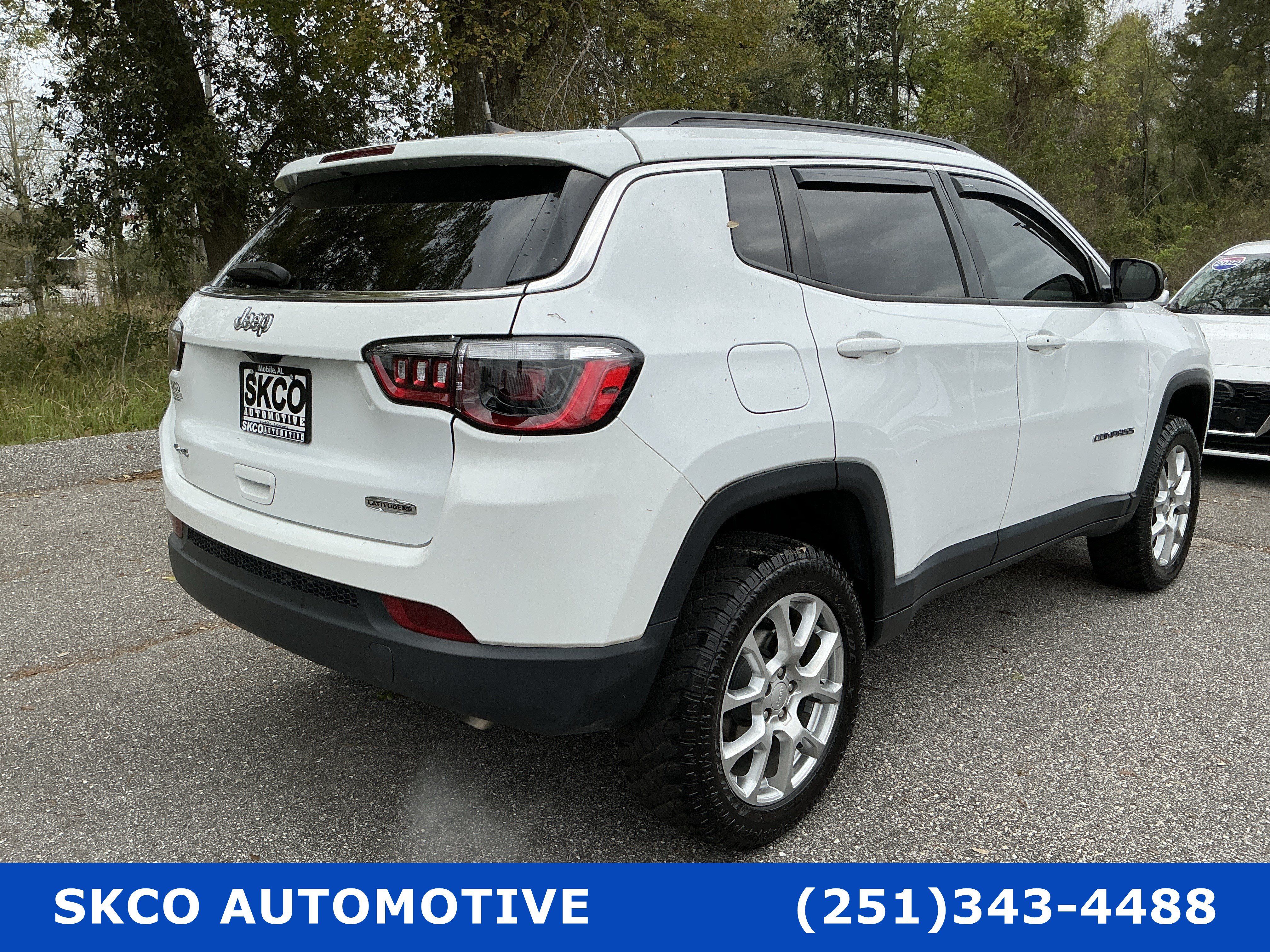 Used 2023 Jeep Compass Latitude w/ Sun and Sound Group AWD/4WD image 5