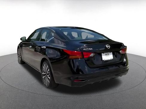 Used 2025 Nissan Altima 2.5 SV FWD image 11