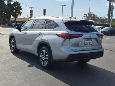 Used 2021 Toyota Highlander XLE AWD/4WD image 12