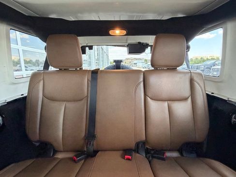 Used 2016 Jeep Wrangler Unlimited Sahara w/ Connectivity Group AWD/4WD image 25