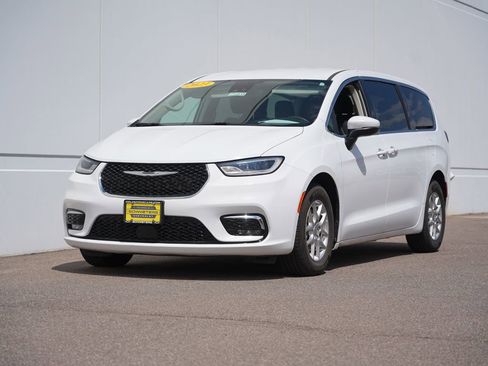 Used 2023 Chrysler Pacifica Touring-L FWD image 7