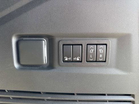 Used 2022 Chevrolet Tahoe Z71 w/ Luxury Package AWD/4WD image 35