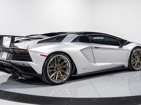 Used 2018 Lamborghini Aventador S image 8