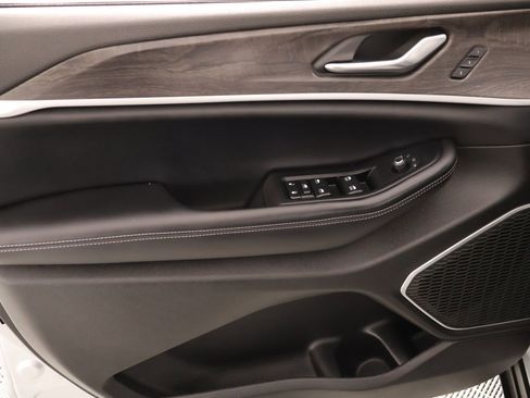 Used 2025 Jeep Grand Cherokee L Limited w/ Black Appearance Package image 19