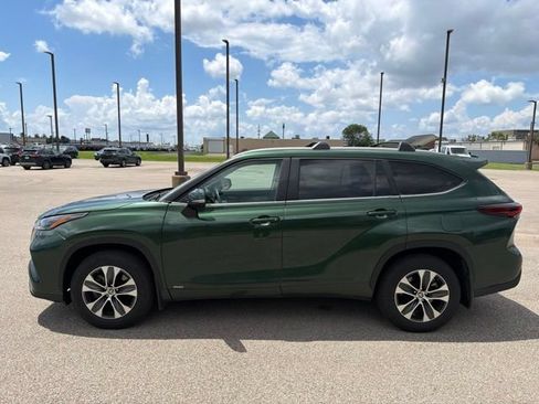 Used 2025 Toyota Highlander XLE AWD/4WD image 3