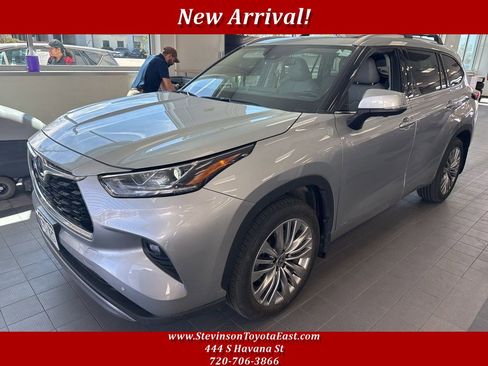 Used 2024 Toyota Highlander Platinum image 1