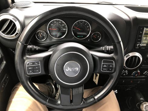 Used 2015 Jeep Wrangler Unlimited Rubicon w/ Connectivity Group image 15