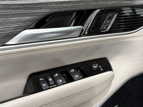 Used 2024 Jeep Wagoneer L Series II w/ Flexible Seating Group AWD/4WD image 17