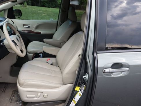 Used 2012 Toyota Sienna XLE image 19