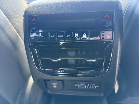 Used 2025 Jeep Grand Cherokee Summit AWD/4WD image 17