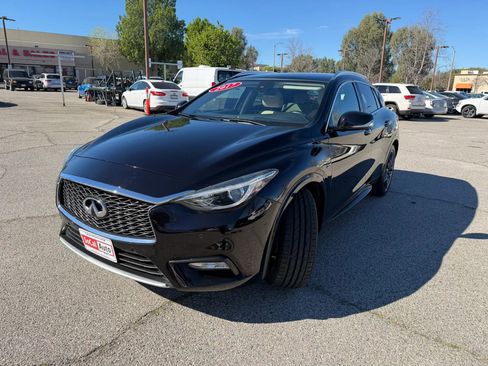 Used 2017 INFINITI QX30 Premium w/ Navigation Package image 7