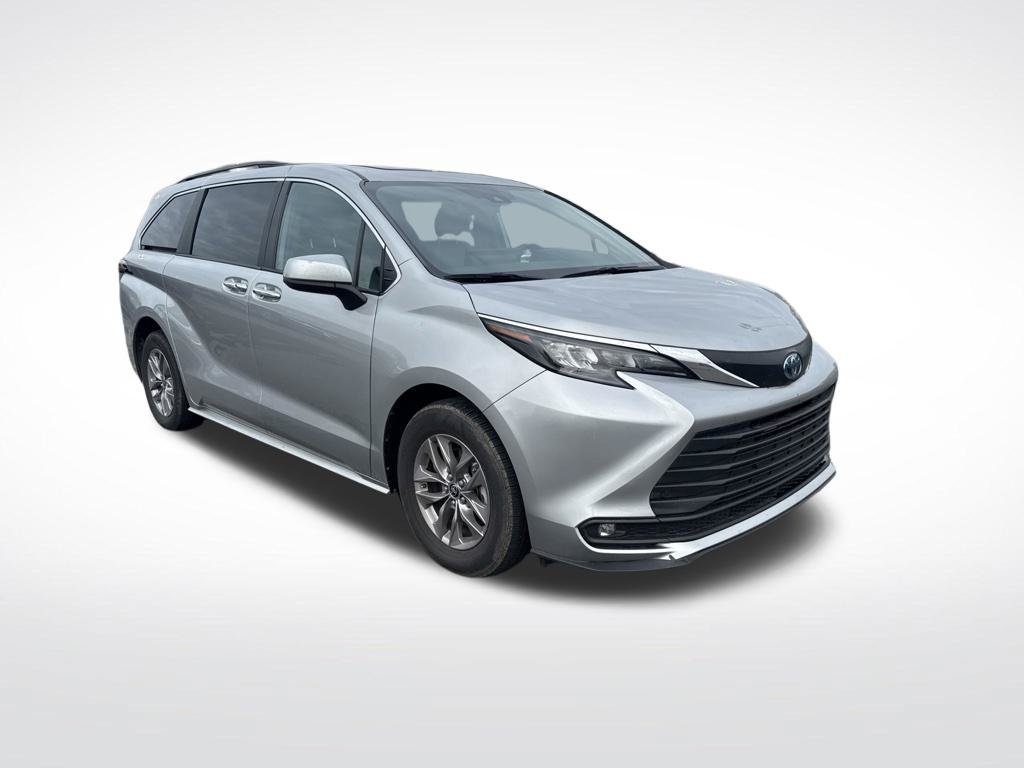 Used 2025 Toyota Sienna XLE FWD image 2