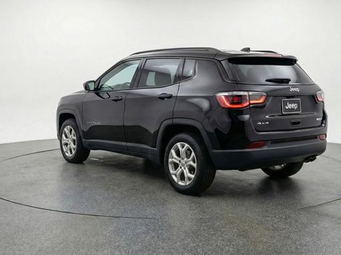 Used 2025 Jeep Compass Latitude AWD/4WD image 6