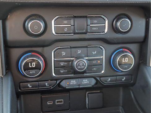 Used 2021 Chevrolet Suburban LT image 27