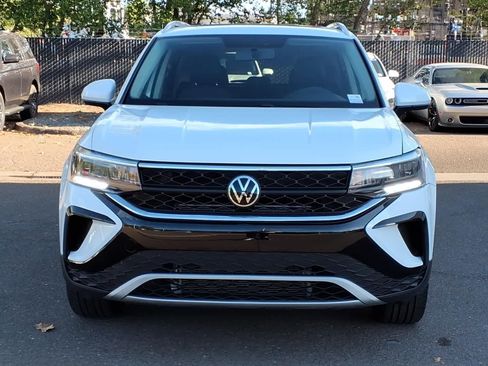 Used 2022 Volkswagen Taos SE FWD image 2