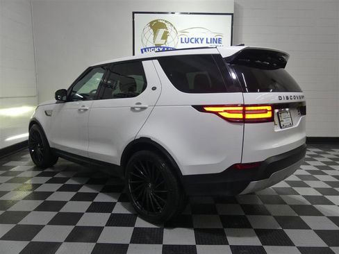 Used 2017 Land Rover Discovery HSE image 11