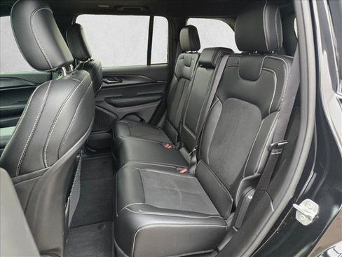 Used 2025 Jeep Grand Cherokee Altitude image 19