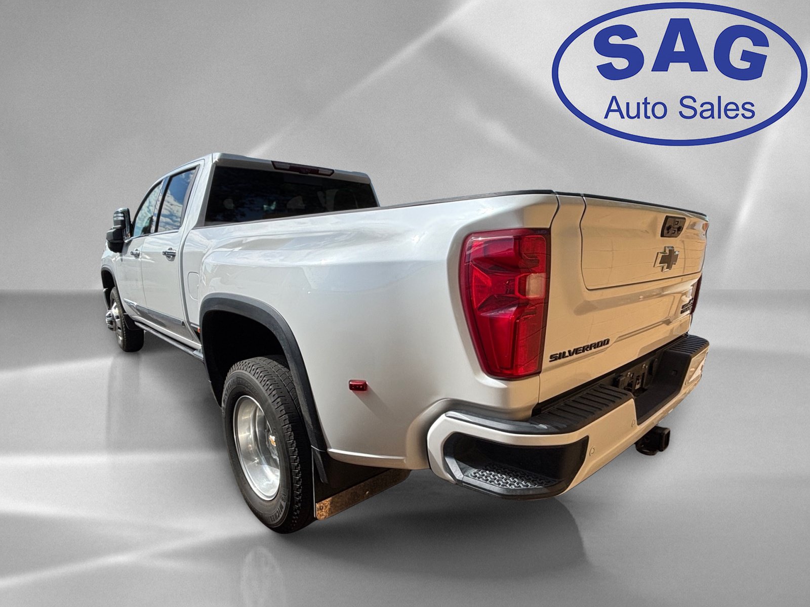 Used 2024 Chevrolet Silverado 3500 High Country w/ High Country Premium Package AWD/4WD image 4